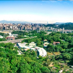 倚山